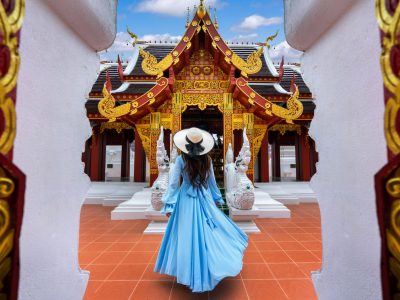 tourist-visiting-wat-khua-khrae-chiang-rai-thailand